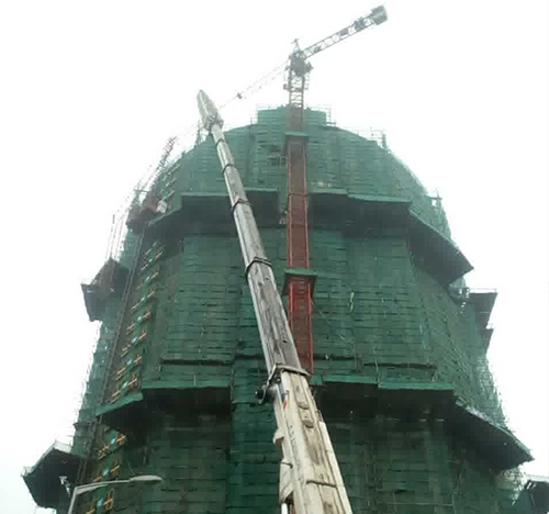 筠连吊车在工地上作业